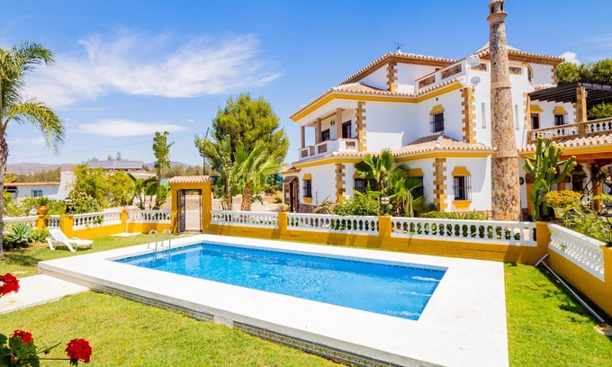 Cartama Villa | Cubo's Villa Fina & Minigolf included / Villa de lujo / maravillosas vistas / piscina climatizada / minigolf