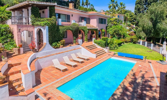 Torremolinos Villa | Cubo's Villa Las Capuchinas / piscina privada climatizada / aire acondicionado / vistas al mar / wifi gratis