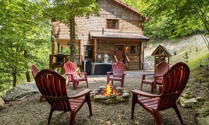 Mars Hill Cabina | Cubs Den Cabin | Luxe Views, Hot Tub + Fire Pit Retreat + Biltmore Pass