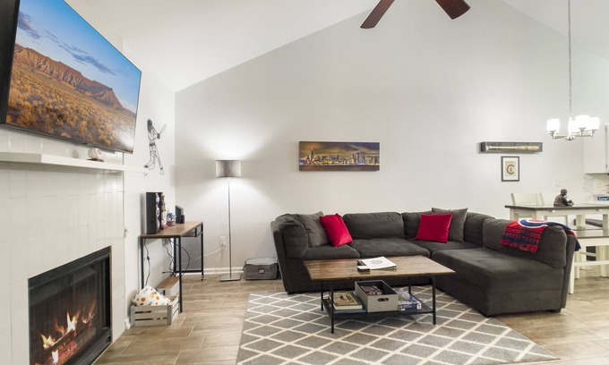 Mesa Grande Casa | Modern Townhome- Amazing location Tempe/Mesa one block to Cubs Spring Training!