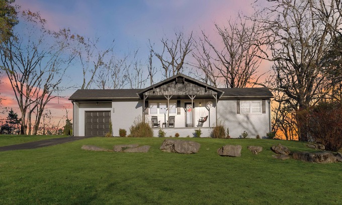 Bronston Casa | "Cumberland Shoreline Retreat" Waterfront Access, Fun, Hot Tub, Marinas