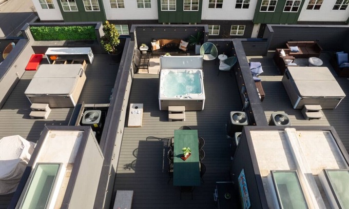 East Bank Apartamento | Cumberland Social I Rooftop Hot Tub!