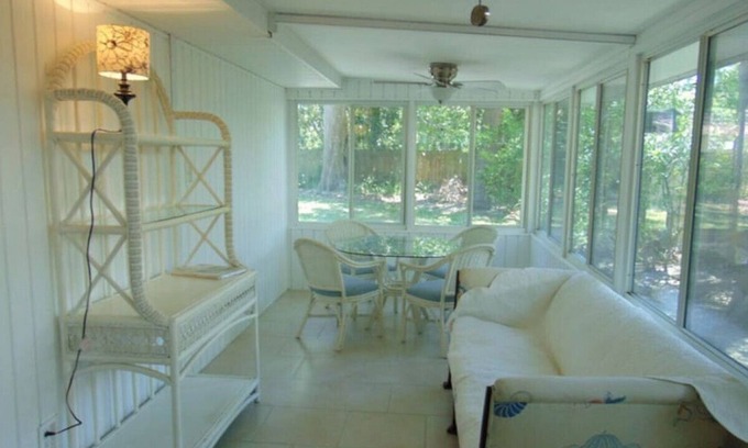Demere Park Cabaña | Cummings Lane, Charming 2 BR, 2 BA cottage on SSI