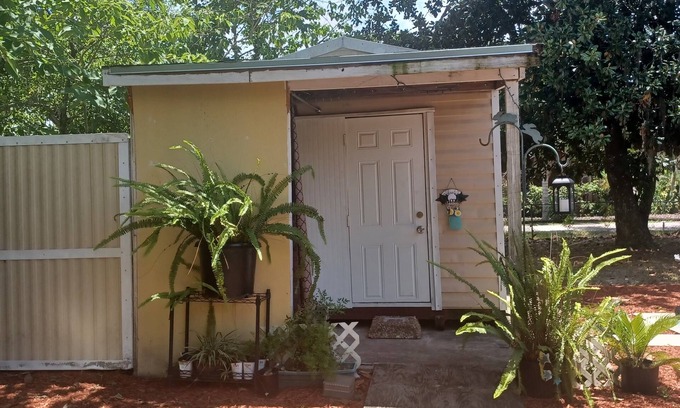 Westside Cabina | Cupcake Cabin Mini 1-bed 1 bath getaway in Jacksonville