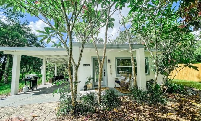 Melbourne Village Cabaña | Curly’s Cottage a vintage coastal retreat