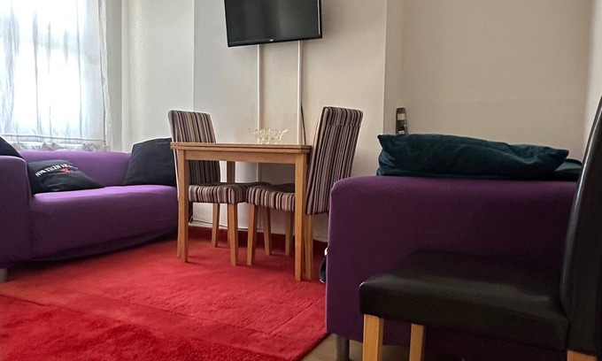 Reading Casa | Curzon St - 4 Beds, Sleeps 7 with Street Parking
