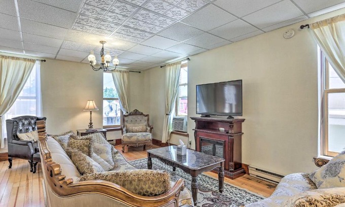 Custer Apartamento | Custer Apt in Heart of Town Shop, Dine, Hike