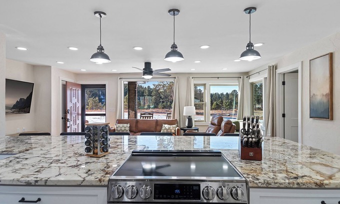 Custer Casa | Custer Gem! 6 Bedrms - Hot Tub, Steam Shower, AC, Fire Pit, 3 Sides Natl Forest