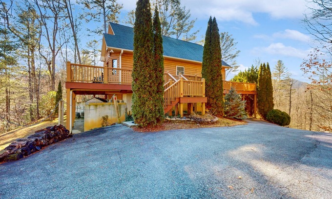 Almond Cabina | Custom-built cabin with wrap-around deck, fireplaces, & mtn views - dog-friendly