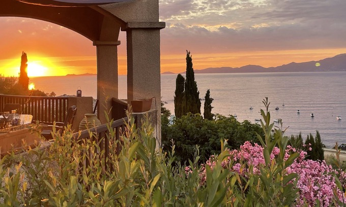 Portigliolo Villa | Villa grande a medida a 150 metros del mar con piscina privada y vistas majestuosas