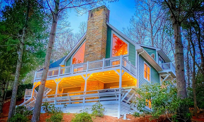Swannanoa Casa | Custom-built mountain retreat with hot tub, pool table & gym - 3 acres with pond