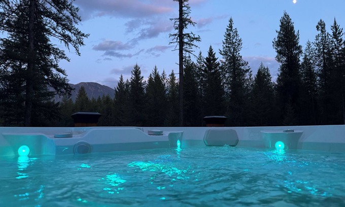 West Glacier Cabina | Custom built West Glacier cabin with private Salt Water Spa