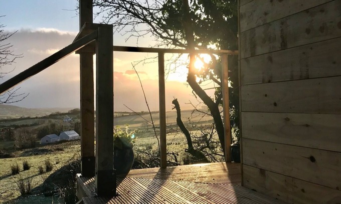 Inch Island Cabina | Cabaña personalizada con vistas al bosque y al océano en una isla con pub - NO SE NECESITA FERRY