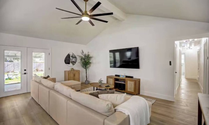 North Austin Civic Association Casa | Custom Designer Home. Sleeps 9. Close to domain Q2