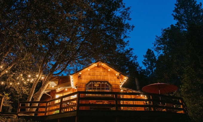Pine Cove Chalet De Esquí | Custom Dodecahedral Cabin set amid a peaceful neighborhood in Idyllwild, CA.