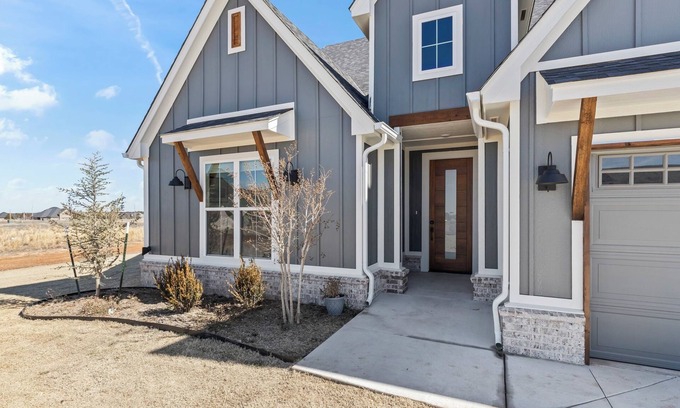 Guthrie Casa | Custom Farmhouse stay in Guthrie