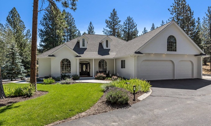 Deschutes River Woods Casa | Custom Home ~ 10 Mins to Downtown Bend ~ Private Hot Tub ~ Game Room
