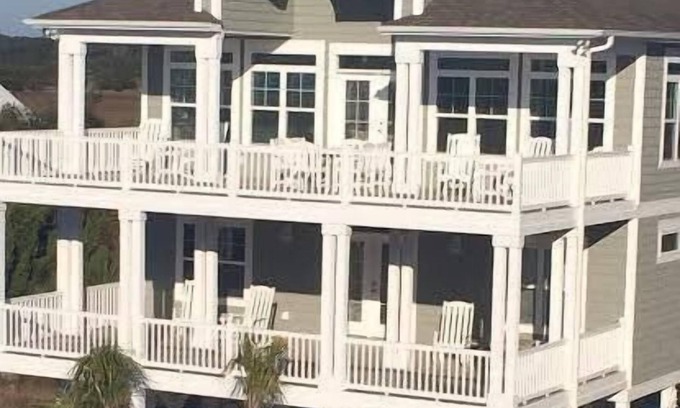 Ocean Isle Beach Casa | ¡Hogar personalizado con muchos extras de nueva construcción para 2014! Hermosas vistas al mar!