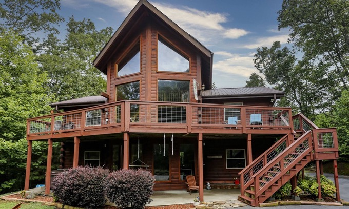 Lake Lure Cabina | Cabaña personalizada con vistas durante todo el año! ¡Bañera de hidromasaje y sala de juegos!