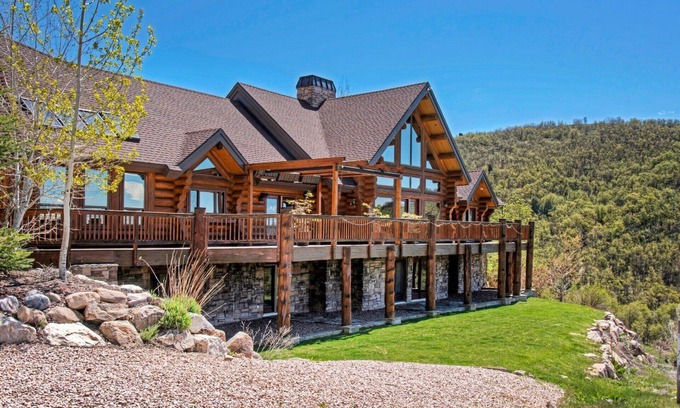 Huntsville Chalet De Esquí | Inicio de registro personalizado ubicado en las montañas. Impresionantes vistas al valle desde todas las habitaciones.