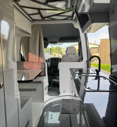 Hliðar Apartamento | Custom made Mercedes sprinter RV