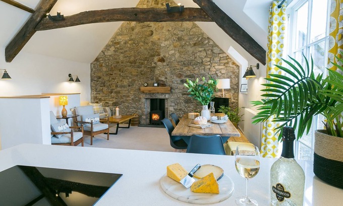 Beaumaris Cabaña | Custom Mews - a near a pub that sleeps 4 guests in 2 bedrooms