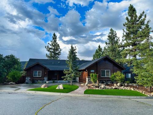 Castle Glen Estates Casa | CUSTOM SINGLE STORY CABIN WITH JACUZZI POOL TABLE & BIG GAME ROOM WITH ARCADE games