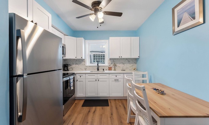North Wildwood Condominio | Cute 2-bedroom condo remodel with pool in North Wildwood 2 Short Block to beach