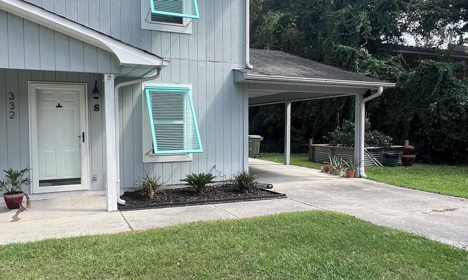 Emerald Isle Casa | Cute 2-bedroom home in Emerald Isle w/ free beach parking, golf cart included.