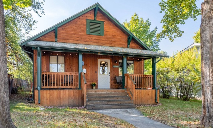 Franklin to the Fort Casa | Cute 2 bedroom house centrally located in Missoula, easy access to everything.