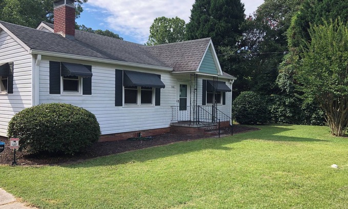 Aiken Casa | Cute 2 BR/1B home in quiet neighborhood near Aiken’s historic horse district.