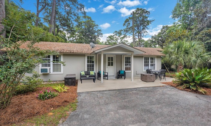 Savannah Cabaña | Cute 2BR/1BA Cottage by River & Golf Course on Island!