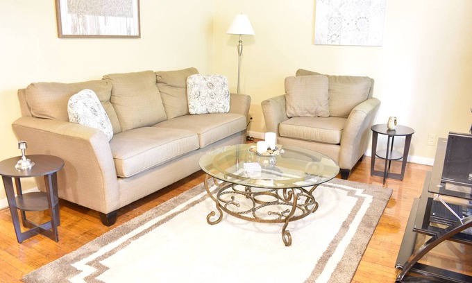Detroit Casa | Cute 3br Ranch, Home Away From Home, Sleeps 6