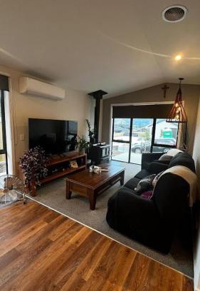 Kawarau Falls Casa | Cute Abode on Shepherd Road - Pet Friendly 3 Bedroom House