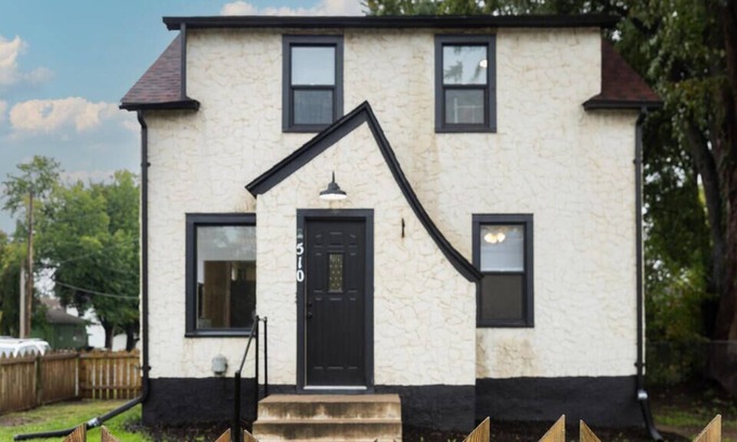 Forest Lake Casa | Cute and Clean Forest Lake home with character and charm.