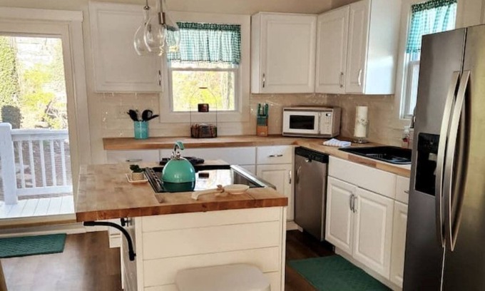 Diamond Hill Casa | Cute and Cozy 2bd-Pet Friendly-4 Miles to LU!