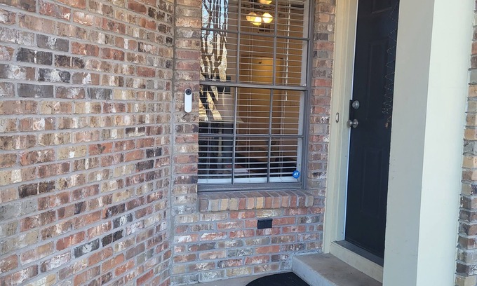 South Arlington Condominio | Cute and Cozy Condo. Home away from home.