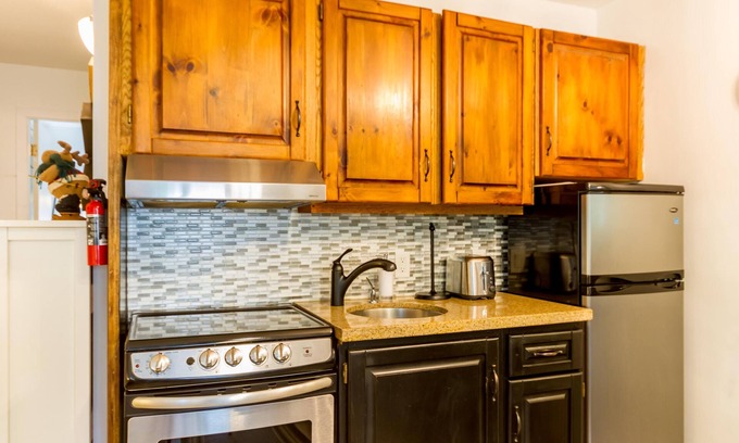 Whistler Creekside Condominio | Cute and Cozy, Walk to Gondola Ski in Out