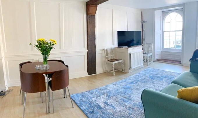 Hampton Wick Apartamento | Cute and characterful apartment overlooking historic market square