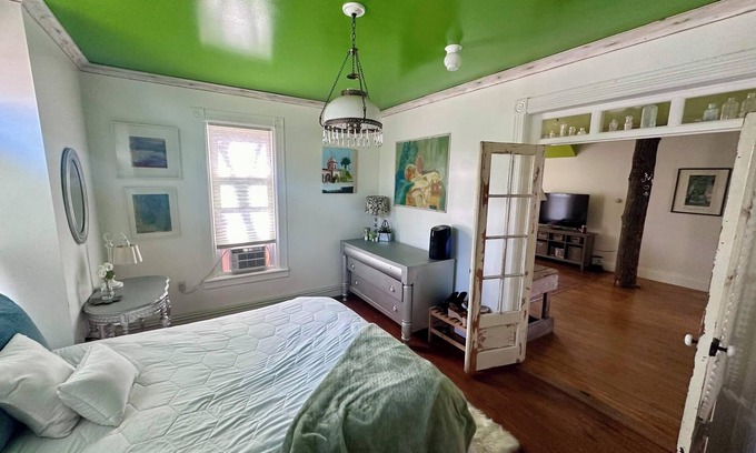 Benzonia Casa | Cute & Artsy condo 1mi from Beulah, 7mi from Frankfort & 15mi from Crystal Mtn.