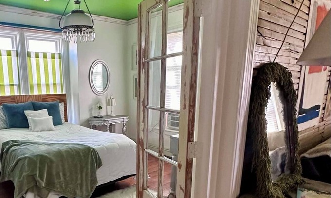 Benzonia Apartamento | Cute & Artsy Condo 1mi from Crystal lake, & 7mi from Frankfort