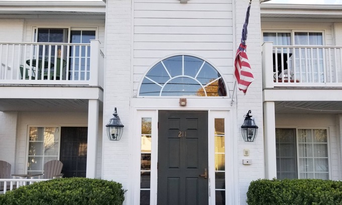 Berlin Condominio | Cute bright condo just steps from historic Main Street Berlin !