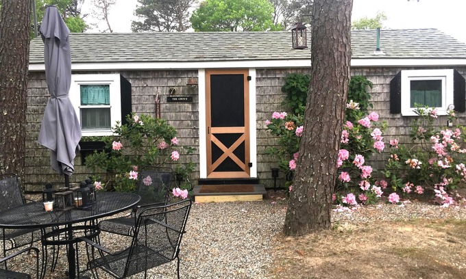 West Yarmouth Condominio | Cute Cape Cottage with outdoor shower