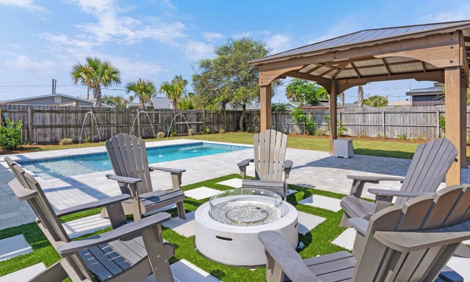 Kiska Beach Casa | Cute & Coastal with Room for 9, Mins to the Beach + Free Attraction Tickets!