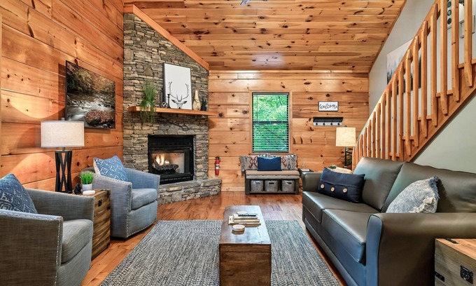 Gatlinburg - Pigeon Forge Cabina | Cute & Comfortable Cabin🌟 HotTub, AirHockey, VideoGames, Pond