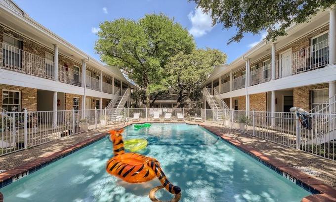 Barton Hills Condominio | Cute condo close to everything!