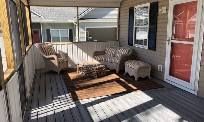 Southport Cabaña | Cute cottage in downtown Southport, walk to town