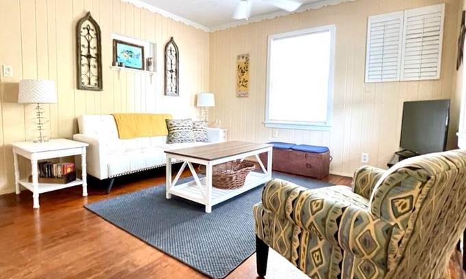 Gulfport Cabaña | Cute Cottage In The Heart of Gulfport!