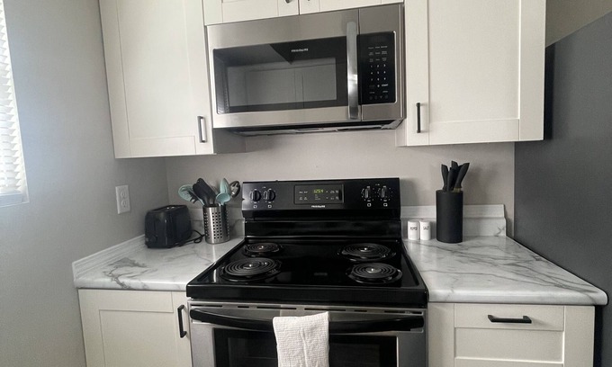 Overland Park Apartamento | Cute & Cozy 1-bedroom apartment with balcony in Overland Park