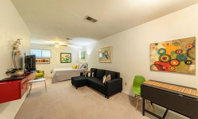 Hyde Park Condominio | Estudio de buen gusto con una ubicación perfecta, justo al norte de la UT y el centro.